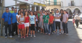 grupo de personas delante de un edificio blanco